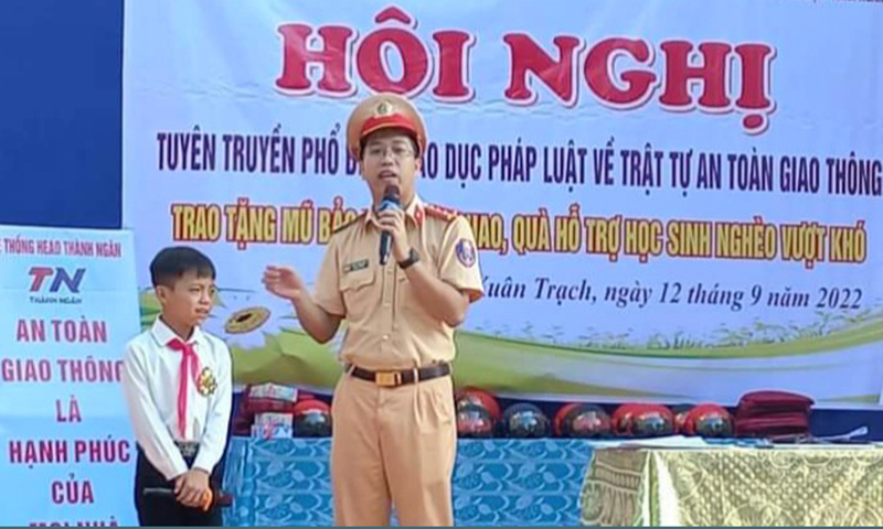 Những buổi tuyên truyền trực quan, sinh động trong nhà trường của lực lượng CSGT luôn tạo sức hút mạnh mẽ đối với các em học sinh.