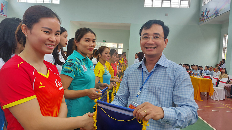 Ban tổ chức tặng hoa, cờ lưu niệm cho các đơn vị tham gia giải