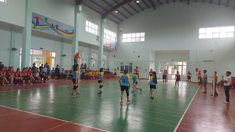 VĐV các đội tranh tài ngay sau lễ khai mạc