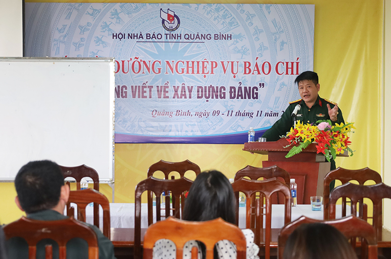   Giảng viên truyền đạt, trao đổi những kiến thức cơ bản về xây dựng Đảng.