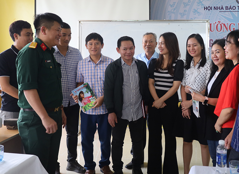 Giảng viên gợi mở, trao đổi với học viên những kỹ năng thực hiện tác phẩm báo chí về xây dựng Đảng.