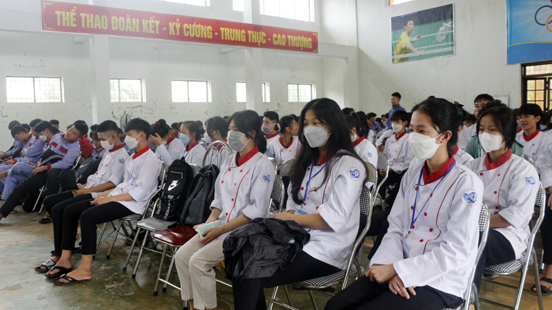 Gần 300 đoàn viên, thanh niên là học sinh chăm chú theo dõi phiên tòa giả định.