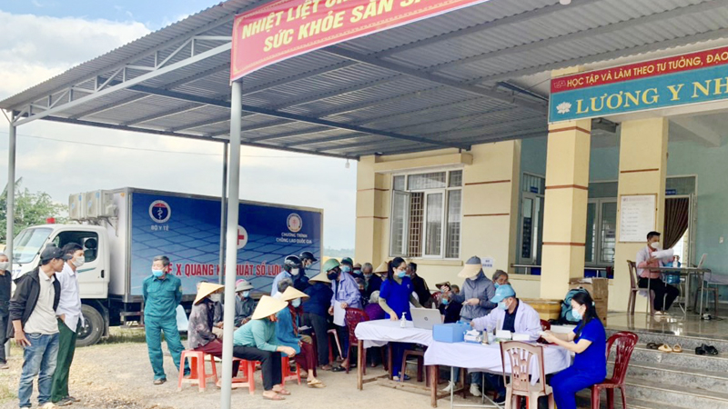 Khám sàng lọc bệnh lao, lao tiềm ẩn cho người dân xã Quảng Châu (huyện Quảng Trạch).