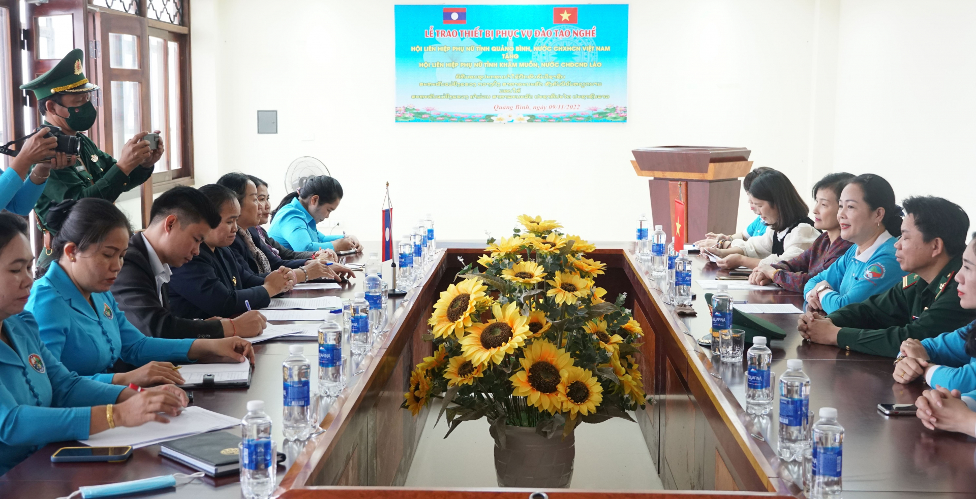 Các đại biểu tham dự buổi lễ trao tặng.