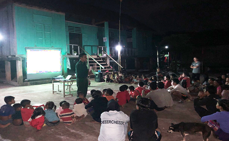 Cán bộ Đồn Biên phòng Cồn Roàng tuyên truyền Luật Biên phòng và các quy định của pháp luật về biên giới cho nhân dân bản Cồn Roàng, bản Cóc và bản Cu Tồn, xã Thượng Trạch, huyện Bố Trạch.