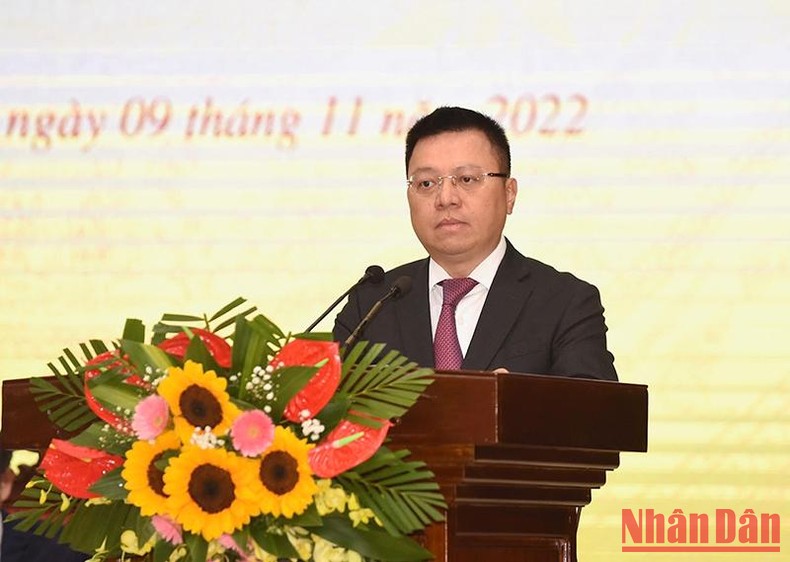 Đồng chí Lê Quốc Minh, Ủy viên Trung ương Đảng, Tổng Biên tập Báo Nhân Dân, Phó Trưởng Ban Tuyên giáo Trung ương, Chủ tịch Hội Nhà báo Việt Nam phát biểu tại hội nghị.