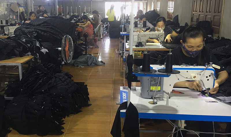 Ngành may mặc phát triển, góp phần giải quyết việc làm cho nhiều lao động địa phương.