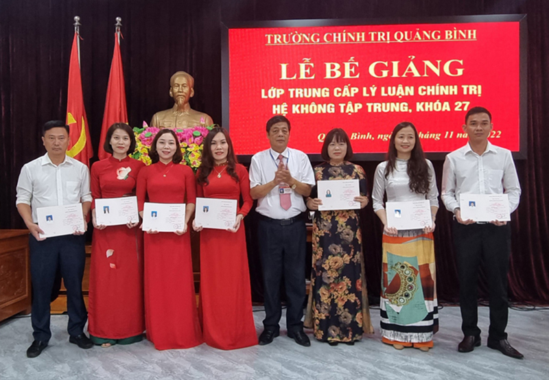 Đại diện lãnh đạo Trường Chính trị tỉnh trao bằng tốt nghiệp cho các học viên