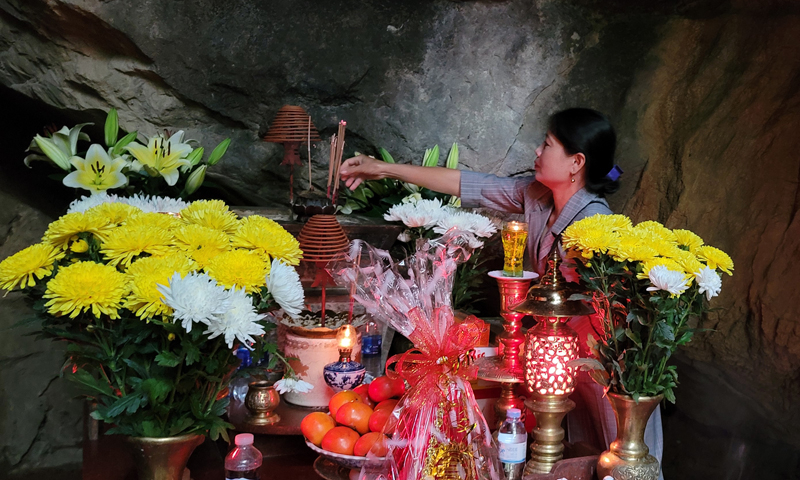 Chị Nguyễn Thị Thanh thắp nén tâm nhang tưởng nhớ các liệt sỹ.