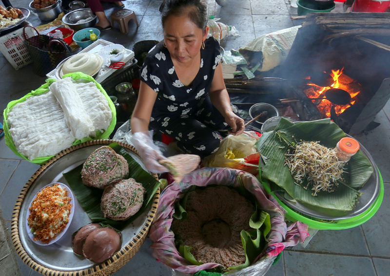 Lò bánh chị Lan vừa đúc bánh vừa bán ngay tại chợ Trường xã quảng Hòa.