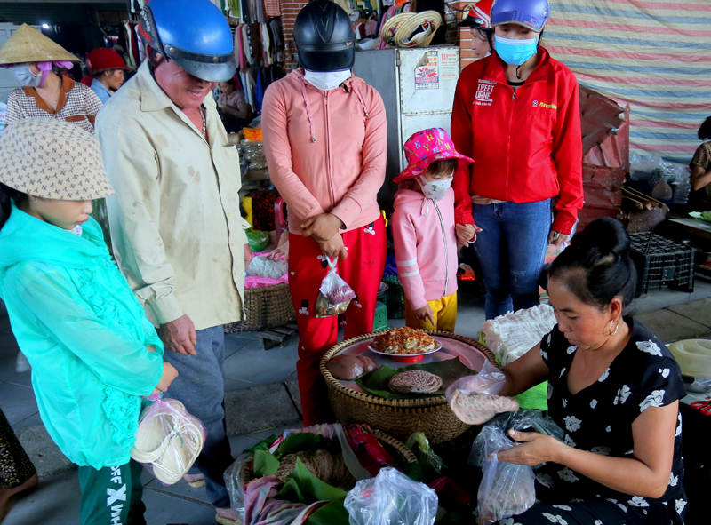 Khách hàng mua bánh đúc và bánh xèo ở lò bánh chị Lan tại chợ Trường xã Quảng Hòa đang xép hàng chờ đên lượt mình.  7.   8. 
