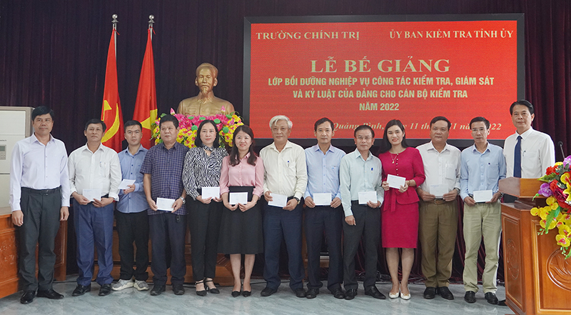 Đại diện lãnh đạo Ủy ban Kiểm tra Tỉnh ủy, Trường Chính trị tỉnh trao thưởng cho các học viên xuất sắc.