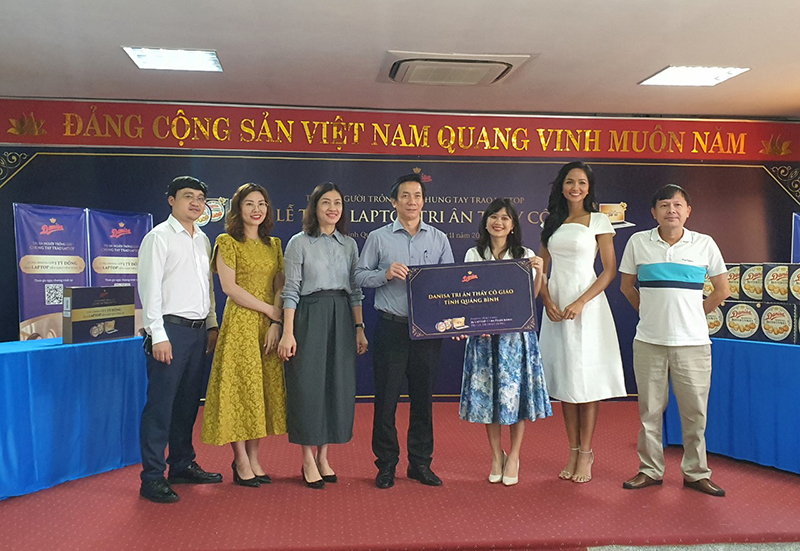 Hoa hậu Hoàn vũ H’Hen Niê, đại sứ chương trình cùng đại diện nhà tài trợ trao tặng máy tính cho các giáo viên
