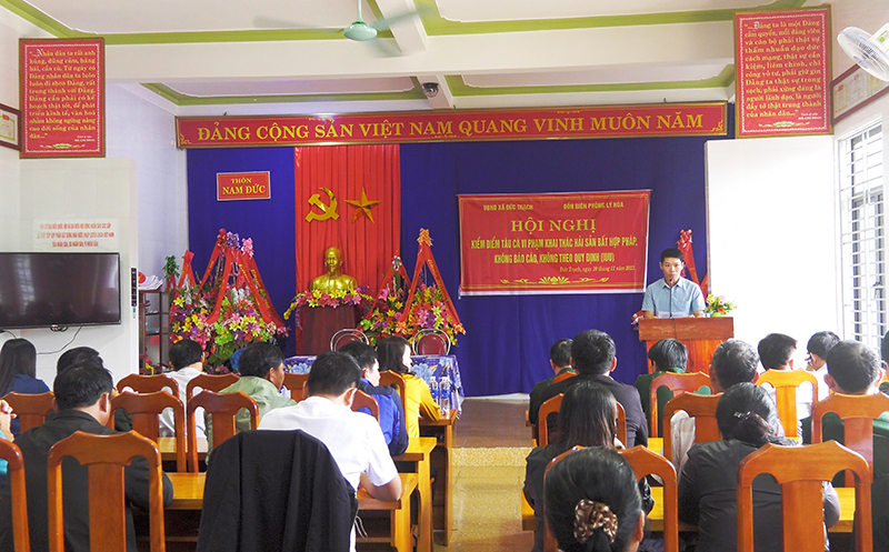 Hội nghị kiểm điểm tàu đánh cá vi phạm vùng biển nước ngoài tại thôn Nam Đức, xã Đức Trạch, huyện Bố Trạch.