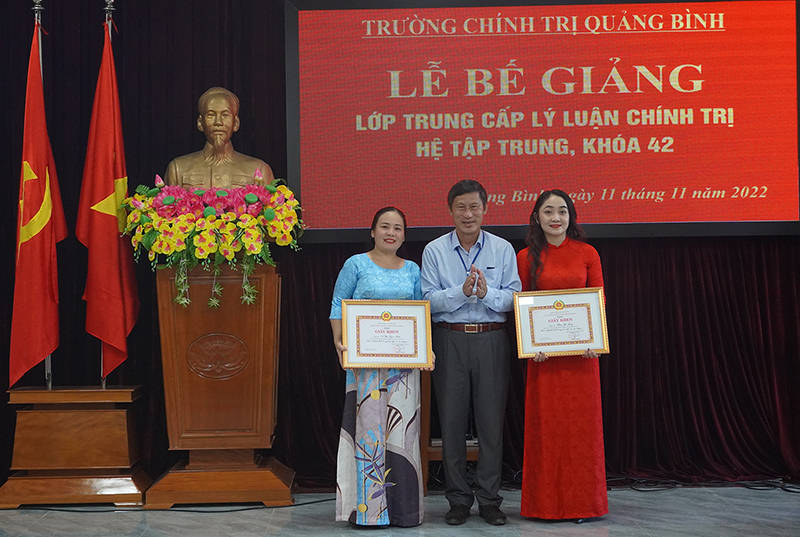  Đại diện lãnh đạo Trường Chính trị tỉnh trao thưởng cho các học viên xuất sắc.