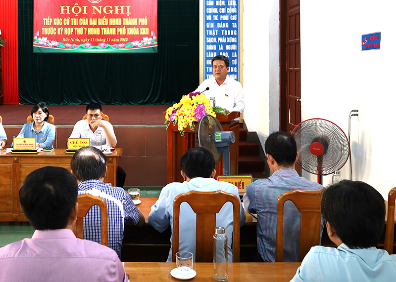 Đồng chí Trần Phong, Ủy viên Ban Thường vụ Tỉnh ủy, Bí thư Thành ủy Đồng Hới tiếp thu ý kiến, kiến nghị của cử tri trên địa bàn.