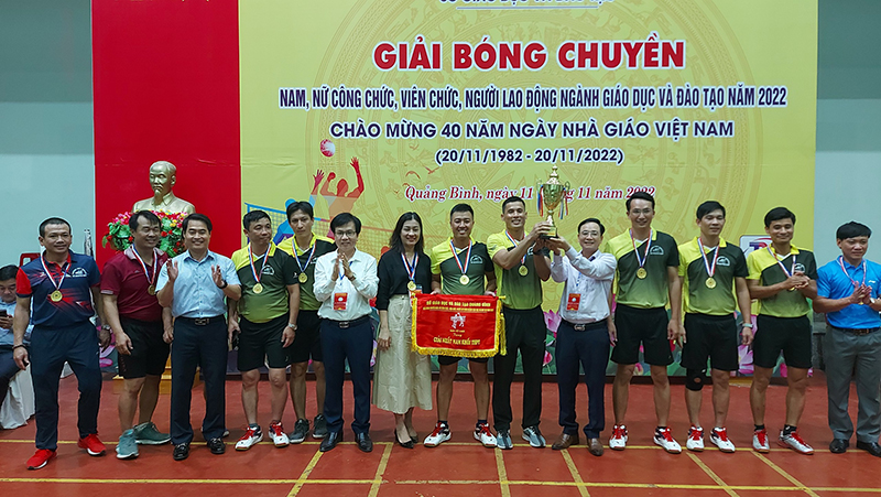 Ban tổ chức trao giải nhất nội dung nam khối các trường trực thuộc Sở GD - ĐTcho đội đạt thành tích thi đấu 