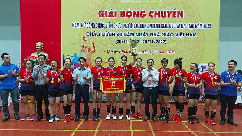 Ban tổ chức trao giải nhất nội dung nữ khối Phòng GD- ĐT cho đội đạt thành tích thi đấu cao nhất