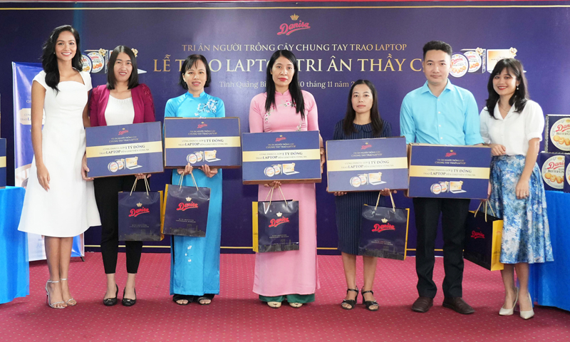 Niềm hân hoan của giáo viên khi nhận được món quà ý nghĩa từ nhãn hàng Danisa.