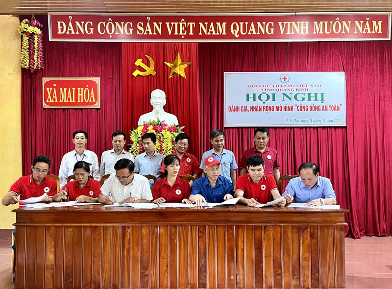 Đại diện lãnh đạo Hội CTĐ các huyện, thị xã, thành phố ký kết triển khai mô hình 