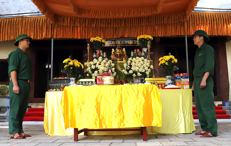 Lễ chay tịnh do cán bộ, viên chức, người lao động Ban Quản lý Vườn Quốc gia Phong Nha-Kẻ Bàng dâng cúng các AHLS tại Đền tưởng niệm các AHLS đường 20 Quyết Thắng.