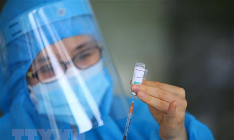 Nhân viên y tế chuẩn bị vaccine để tiêm cho người dân. (Ảnh: Hoàng Hiếu/TTXVN)