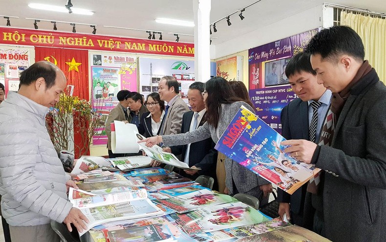 Lãnh đạo tỉnh Lâm Đồng và đại biểu tại không gian Hội Báo Xuân Lâm Đồng. (Ảnh: MAI VĂN BẢO)
