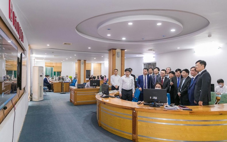 Đồng chí Lê Quốc Minh, Ủy viên Trung ương Đảng, Tổng Biên tập Báo Nhân Dân cùng các đại biểu Trung ương, tỉnh Nghệ An tham quan Tòa soạn hội tụ của Báo Nghệ An. (Ảnh: ĐỨC ANH)