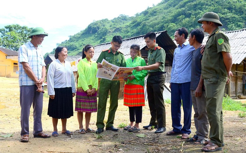 Báo Tuyên Quang đến với bạn đọc vùng cao trong ngày. (Ảnh: HUY HOÀNG)