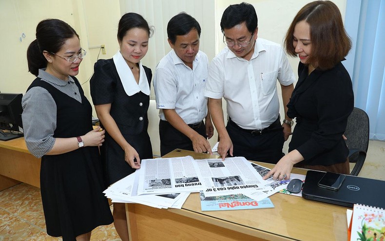 Lãnh đạo báo Đồng Nai trao đổi nghiệp vụ với các ban chuyên môn về nội dung xuất bản báo in. (Ảnh: Báo ĐỒNG NAI)