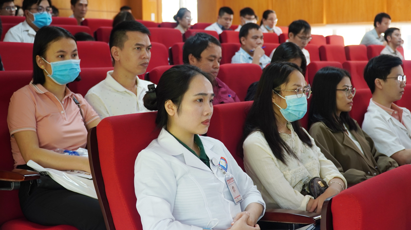Đội ngũ y bác sĩ các bệnh viện, trạm y tế tham dự hội thảo.