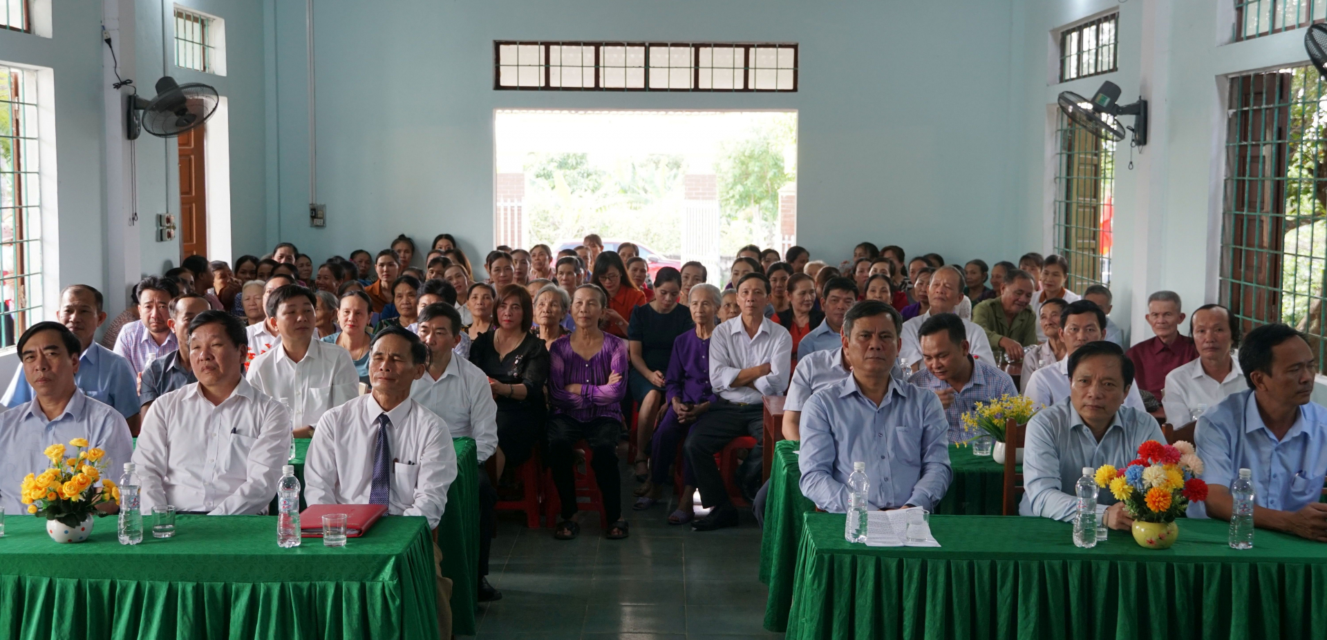 Các đại biểu tham dự Ngày hội Đại đoàn kết toàn dân tộc tại thôn Đông Dương.