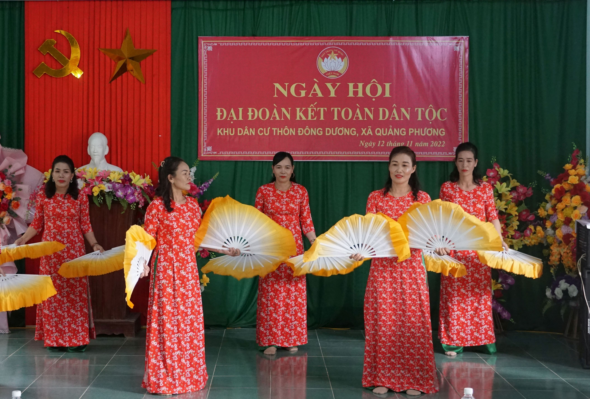 Một tiết mục văn nghệ tại Ngày hội Đại đoàn kết toàn dân tộc ở thôn Đông Dương.