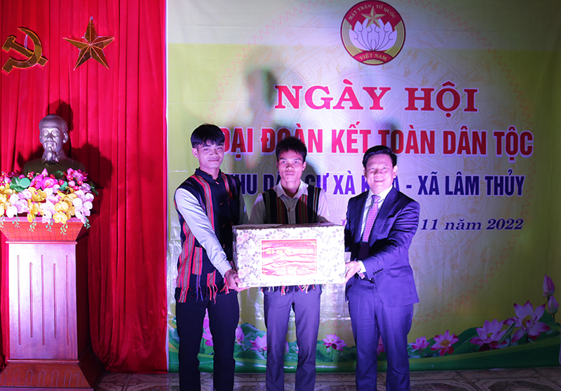 Đồng chí Bí thư Huyện uỷ Lệ Thuỷ Lê Vĩnh Thế trao quà cho nhân dân bản Xà Khía.