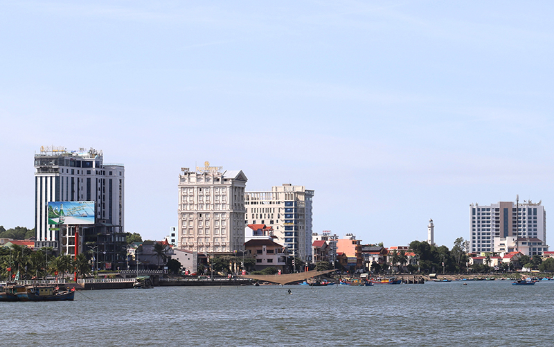 Hệ thống các khách sạn, nhà hàng, cơ sở lưu trú, trung tâm thương mại được thành phố tạo điều kiện đầu tư xây dựng, nâng cấp.