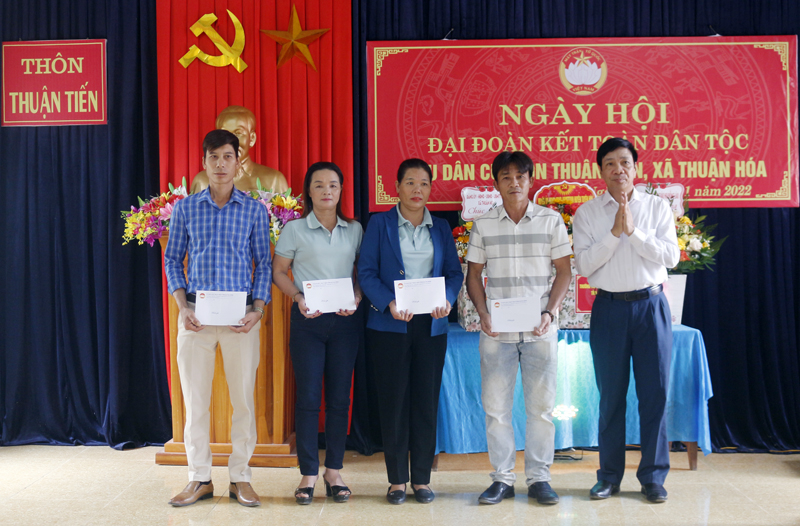 Trao quà hỗ trợ cho các hộ nghèo.