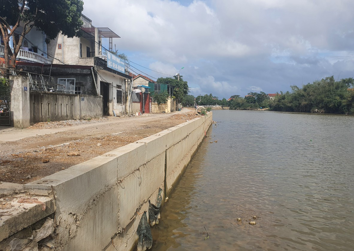 Công trình kè chống sạt lở sông Kiến Giang đoạn từ cầu Phong Liên đi Hà Cạn (xã Phong Thủy) được đầu tư, nâng cấp.
