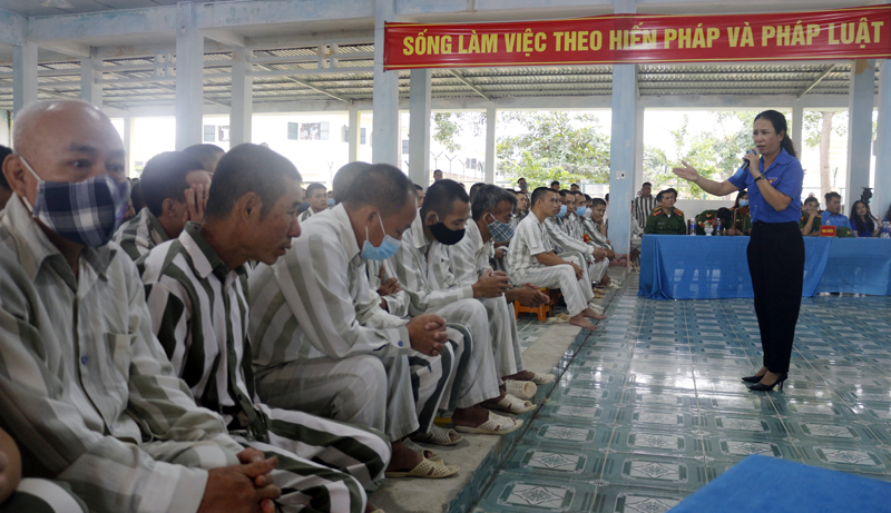 Câu chuyện của chuyên gia thu hút phạm nhân chú ý.