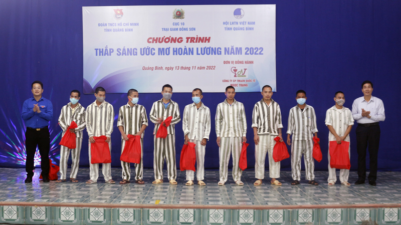  Tặng quà cho các phạm nhân.
