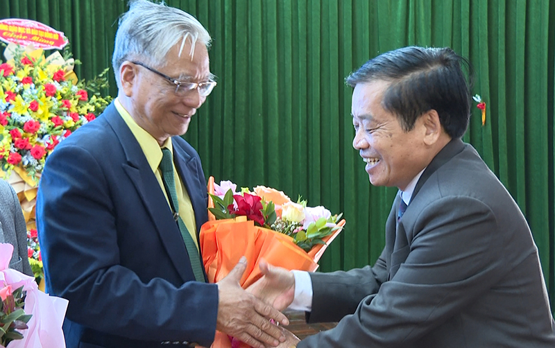 Lãnh đạo Hội CGC tặng hoa, quà chúc mừng các lãnh đạo Hội CGC qua các thời kỳ. 