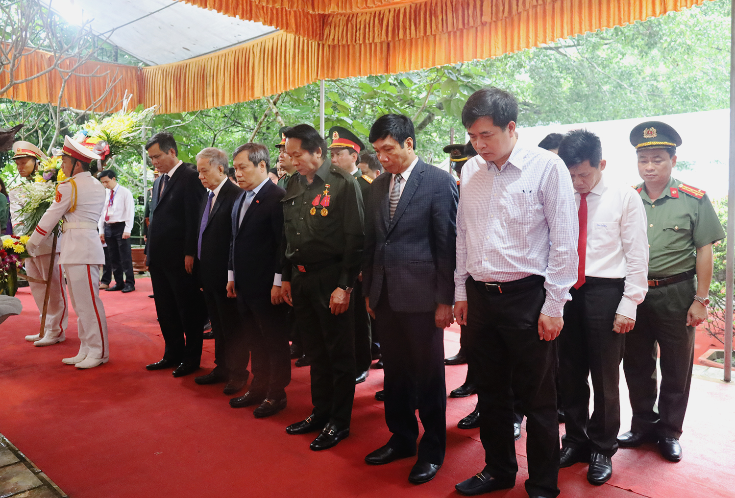 Các đồng chí lãnh đạo đặt vòng hoa, dâng hương các anh hùng liệt sỹ. 