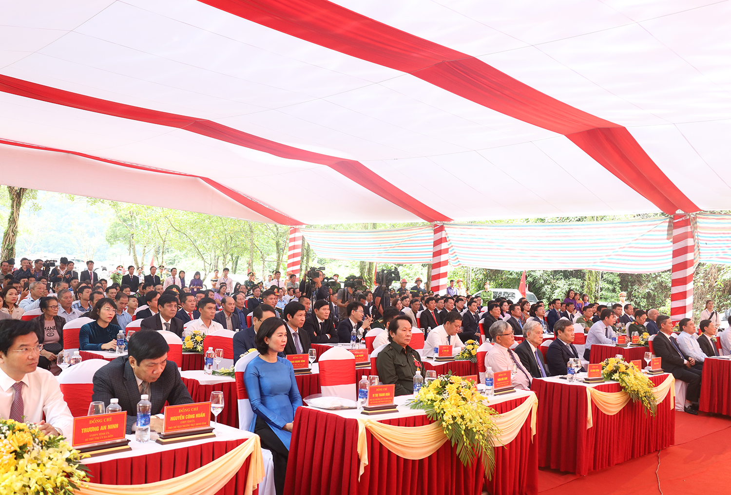 Các đại biểu tham dự buổi lễ tưởng niệm.