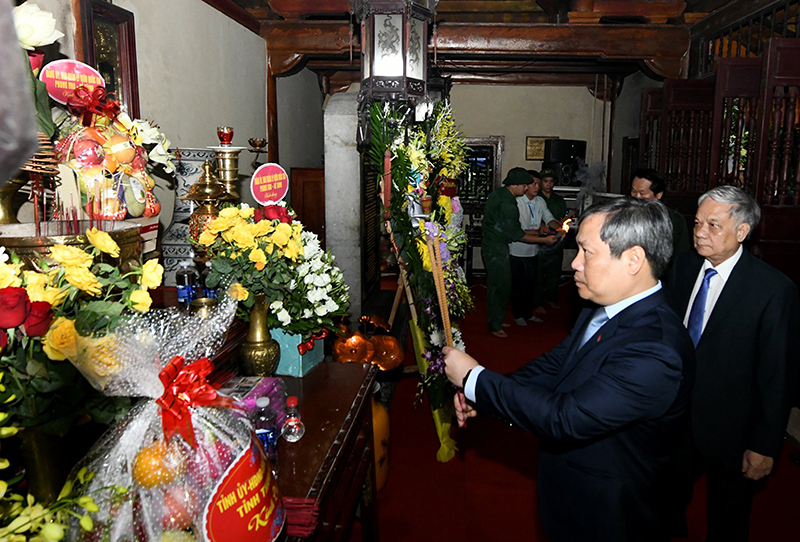 Đồng chí Bí thư Tỉnh ủy Vũ Đại Thắng dâng hương các AHLS.