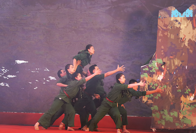 Chương trình nghệ thuật “Khúc tráng ca trên con đường bất tử”. 
