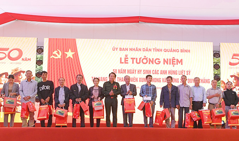 Ông Thân Đức Nam trao quà cho thân nhân các anh hùng liệt sỹ hy sinh tại hang Tám TNXP và đường 20-Quyết Thắng