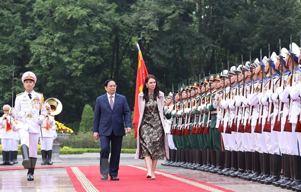 Thủ tướng Phạm Minh Chính và Thủ tướng New Zealand Jacinda Ardern duyệt đội danh dự Quân đội nhân dân Việt Nam. (Ảnh: Dương Giang/TTXVN)