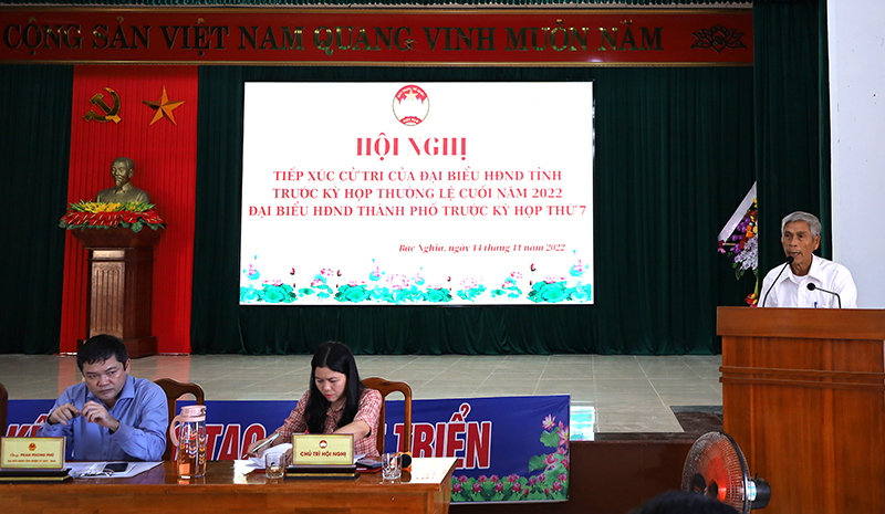 Cử tri TP. Đồng Hới phát biểu ý kiến kiến nghị tại buổi tiếp xúc.