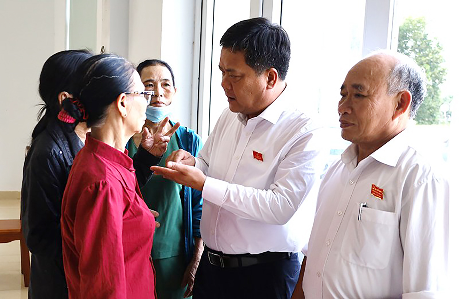 Đồng chí BÍ thư Thành ủy Đồng Hới trao đổi với cử tri phường Bắc Nghĩa.