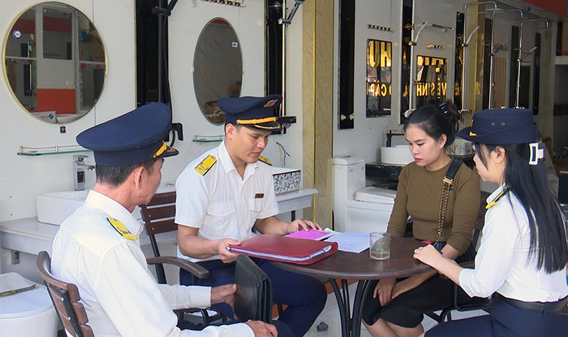 Cán bộ CCTKV Tuyên Hóa-Minh Hóa hướng dẫn người nộp thuế kê khai, nộp thuế điện tử