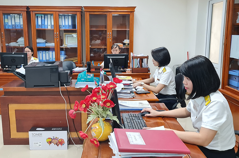 Cán bộ Phòng Thanh tra-Kiểm tra, Cục Thuế tỉnh rà soát, thu thập thông tin các đối tượng kinh doanh TMĐT trên địa bàn.